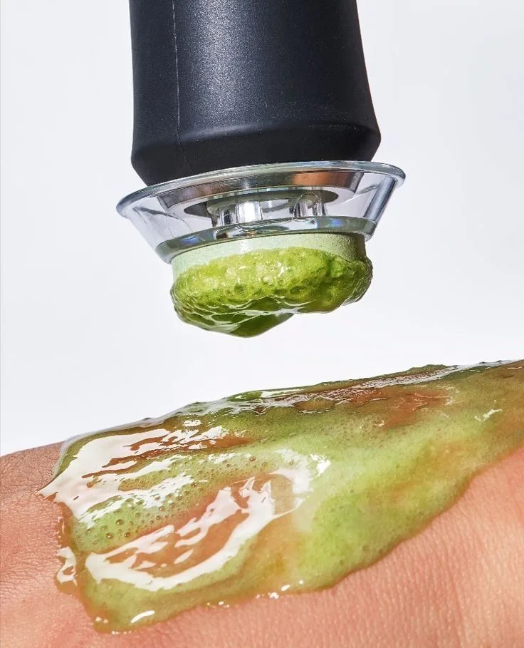 Une capsule OxyPod Geneo et son gel sur la peau