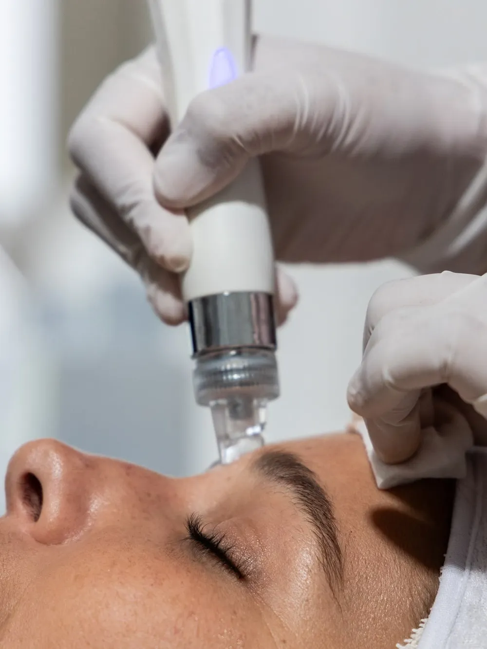 Soin Hydra Glow : l'embout d'hydradermabrasion nettoie la peau du visage