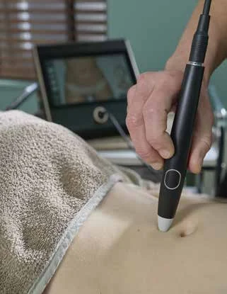 Le stylet de luxopuncture sur un point réflexe, sans aiguille